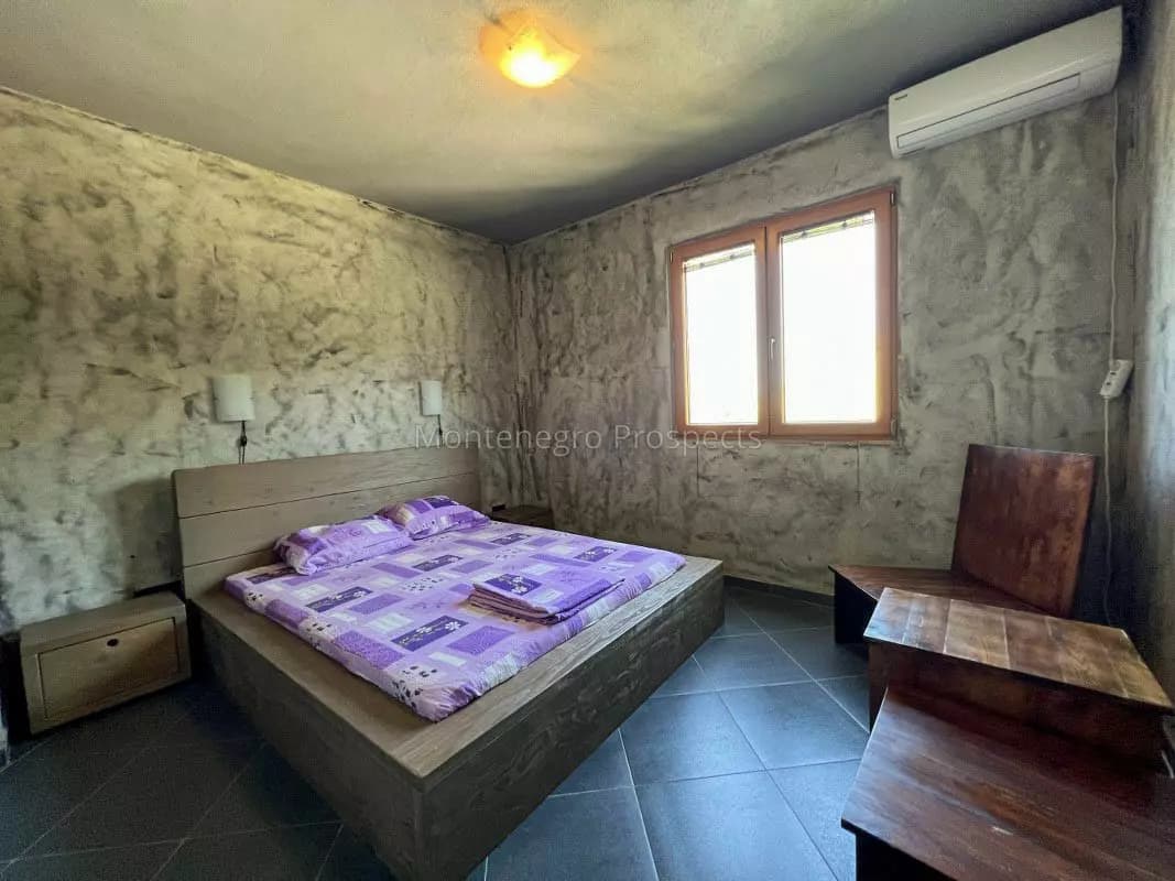 Zgrada u Baru koja se koristi kao hotel, udaljena samo 300m od mora i šetališta.